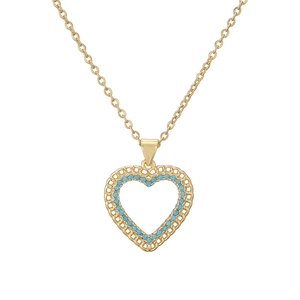 Collier à pendentif cœur doré avec pierres turquoise et cadre tressé sur fond blanc