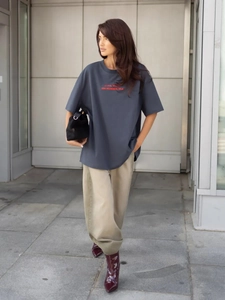 Street style εμφάνιση γκρι βαμβακερού t-shirt με κόκκινη στάμπα και υπερμεγέθη γραμμή