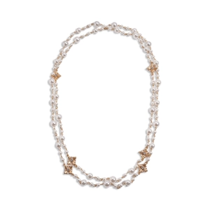 Collier double rang de perles blanches avec breloques fleurs dorées et cristaux