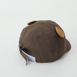 Vue détaillée de la casquette ours marron avec sangle velcro réglable à l'arrière