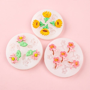 Set di stampi in silicone con forme realistiche di tulipani, margherite e fiori di loto