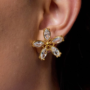 Orecchini a lobo a forma di fiore dorato con zirconi cubici a taglio marquise