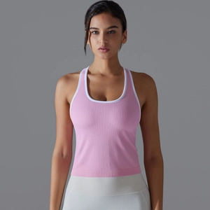 Détail du débardeur de yoga côtelé rose avec col en U blanc et matière respirante