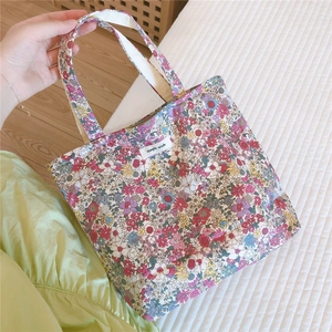 Détail d'un sac en coton à motif floral avec étiquette simple wish et texture douce