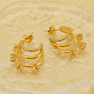 Boucles d'oreilles multicouches plaquées or 18k en forme de C avec oxydes de zirconium
