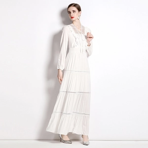 Elegantes weißes Maxikleid mit V-Ausschnitt, Spitze, Stufenrock und schmaler Passform