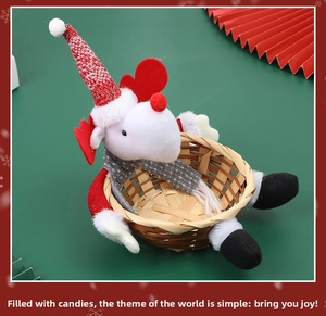 Détail d'une peluche de renne de Noël avec panier en bambou artisanal pour bonbons festifs