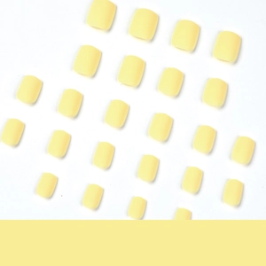 Faux ongles courts carrés en jaune macaron mat avec différentes tailles incluses
