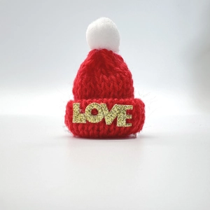 Mini rote Strickmütze mit weißem Bommel und goldenem LOVE Schriftzug für DIY Deko