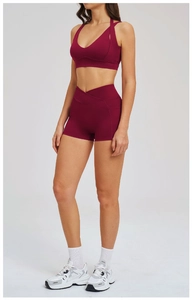 Dettaglio del set yoga bordeaux con reggiseno a V incrociato e pantaloncini a vita a V