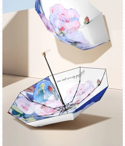 Vue détaillée du motif floral peint à la main sur un parapluie portable pliable en cinq