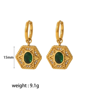 Dettaglio orecchini con smeraldo e zircone con altezza 15mm e peso di 9,1g