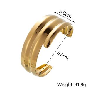 Détail du bracelet en acier inoxydable doré montrant la largeur de 3cm et le diamètre