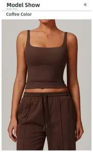 Détail de l'ensemble de sport marron café avec débardeur col carré et pantalon à cordon