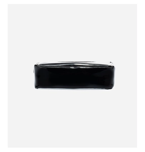 Gros plan sur la texture en cuir verni noir et le bord transparent du petit sac carré