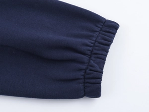Gros plan des poignets élastiques en tricot bleu marine montrant la texture du tissu