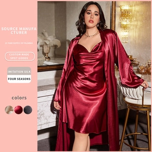 Détail d'un ensemble de nuit en satin rouge foncé avec peignoir et robe à fines bretelles
