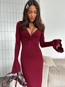 Robe rouge vin élégante à col en V avec manches cloche à volants et coupe ajustée