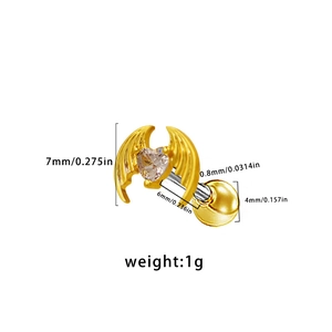 Détail montrant les dimensions du piercing cœur en zircon et la finition plaquée or
