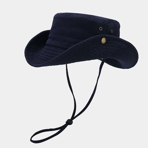 Detalle de sombrero de sol de algodón azul oscuro con correa ajustable y hebilla