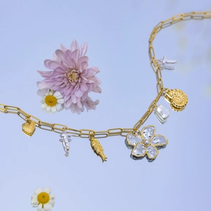 Collier en acier doré thème océan avec fleur en perle baroque et breloques marines