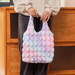 Détail du sac fourre-tout matelassé avec texture 3D et dégradé de couleurs douces