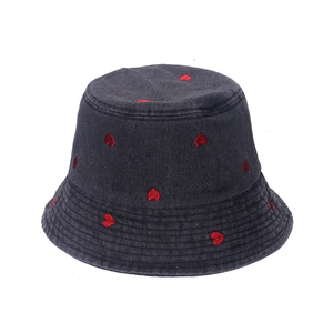 Chapeau bob en denim noir pour femme avec motifs de cœurs rouges brodés sur fond blanc