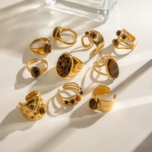 Détails de neuf bagues plaquées or 18 carats avec pierres naturelles oeil de tigre et textures