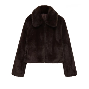 Giacca corta in ecopelliccia marrone scuro da donna con ampi revers e maniche lunghe
