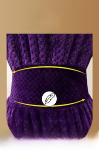 Dettaglio macro del tessuto in pile viola dell'accappatoio e della trama in vita