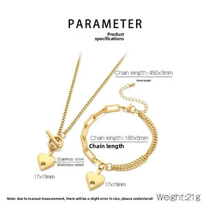 Dettaglio macro della collana con cuore in acciaio placcato oro 18k e chiusura OT