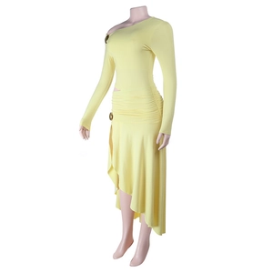 Détail de la robe jaune clair à une épaule, manches longues, fronces et fente latérale