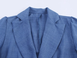 Nahaufnahme der blauen Blazer-Kleid-Halsausschnitt mit klassischem Revers und Textur-Details