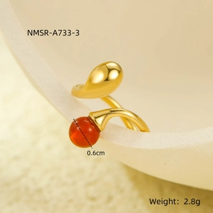 Vue macro détaillée de bague en or 18 carats avec perle de cornaline orange 0,6 cm