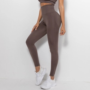 Detailansicht der nahtlosen High-Waist-Yogahose mit vertikalem Jacquard-Seitenmuster