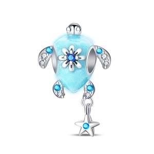 Détail du pendentif tortue en argent avec écaille en émail bleu et breloque en étoile