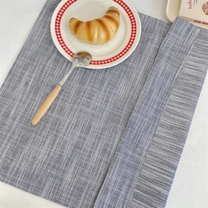 Gros plan du set de table en lin de coton à rayures bleues et blanches avec texture
