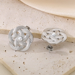 Boucles d'oreilles fleurs argentées avec perle centrale sur socle en pierre naturelle