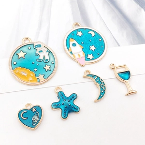 Ciondoli in smalto blu e metallo dorato con temi spazio e oceano per creazione gioielli DIY