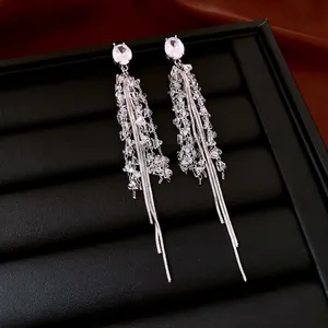 Boucles d'oreilles pompons argentés avec zircon ovale et cristaux en cascade
