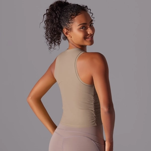 Détail d'un débardeur de yoga dos croisé avec fronces en kaki, vêtement de sport premium