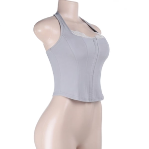 Détail d'un haut corset gris avec bordure en dentelle blanche et baleines de maintien