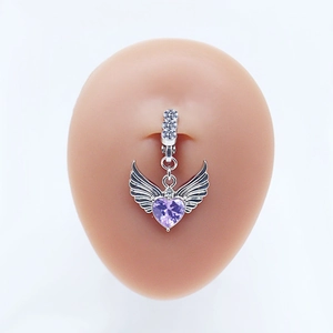 Détail d'un piercing de nombril avec opale cœur violette et ailes d'ange sur modèle