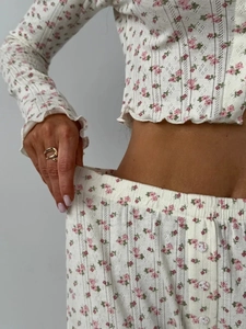 Dettaglio della trama in maglia a coste e del motivo floreale su questo pigiama