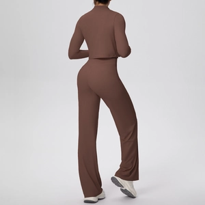 Vue arrière du pantalon de yoga marron à taille haute et haut assorti à manches longues