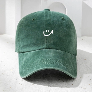 Klassische dunkelgrüne gewaschene Baumwoll-Baseballkappe mit weißem Smiley-Logo Design