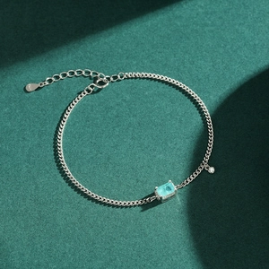 Bracelet en argent sterling S925 avec une pierre carrée bleu clair sur fond vert
