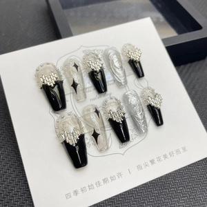 Faux ongles faits main style Y2K punk noir et argent avec motifs cœur et texture métal