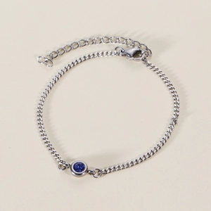 Bracciale minimalista in acciaio inossidabile con pietra blu scuro e chiusura a moschettone
