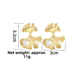 Detailed macro view of golden ginkgo leaf pearl earrings with 3.2cm size measurement